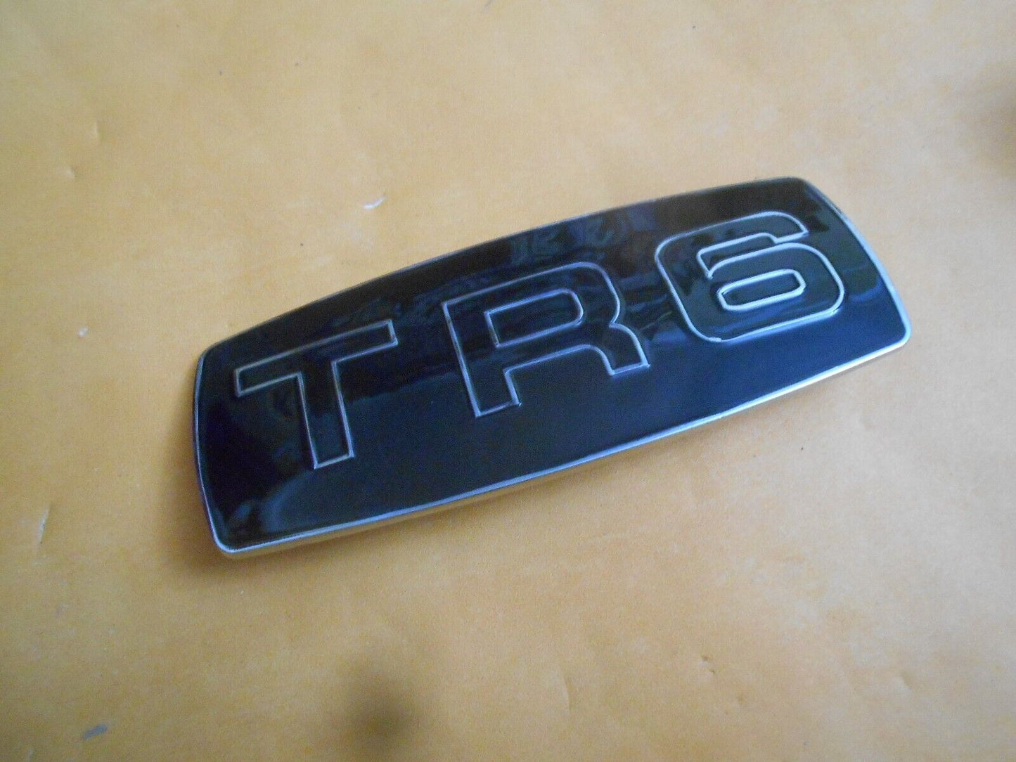 TRIUMPH TR6 (1968-73) NEW METAL ENAMEL FRONT GRILL BADGE - OE PART NO 625662