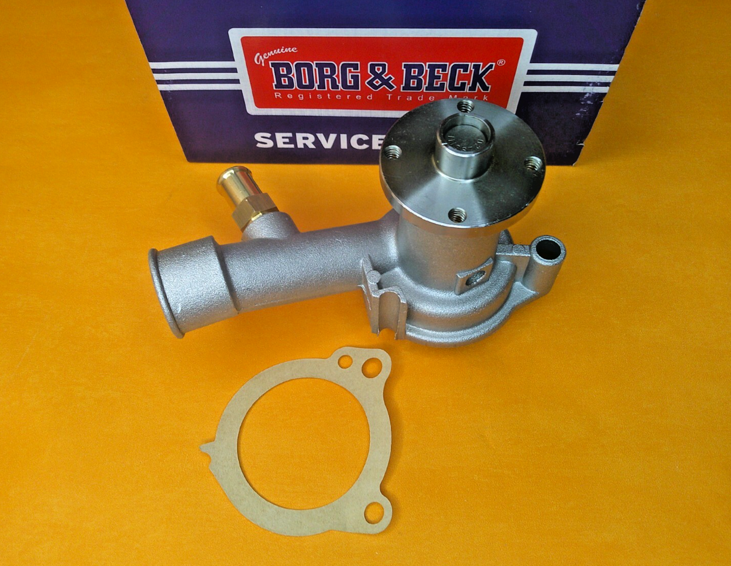 FORD ANGLIA 105E 123E 1959-67 NEW WATER PUMP + PIPE FITTING