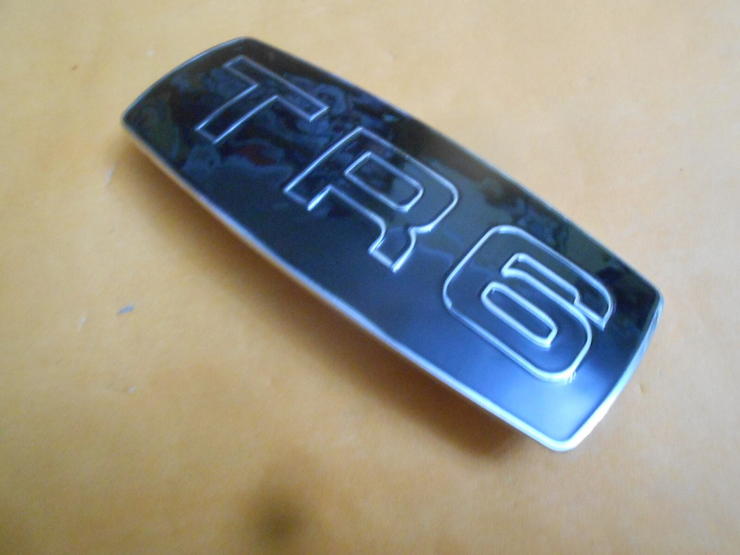 TRIUMPH TR6 (1968-73) NEW METAL ENAMEL FRONT GRILL BADGE - OE PART NO 625662