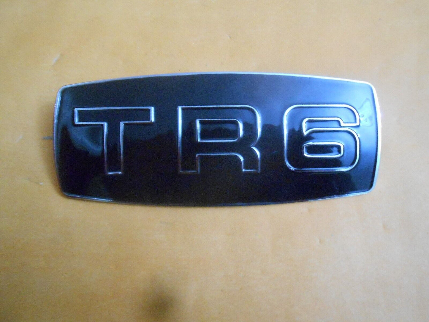 TRIUMPH TR6 (1968-73) NEW METAL ENAMEL FRONT GRILL BADGE - OE PART NO 625662