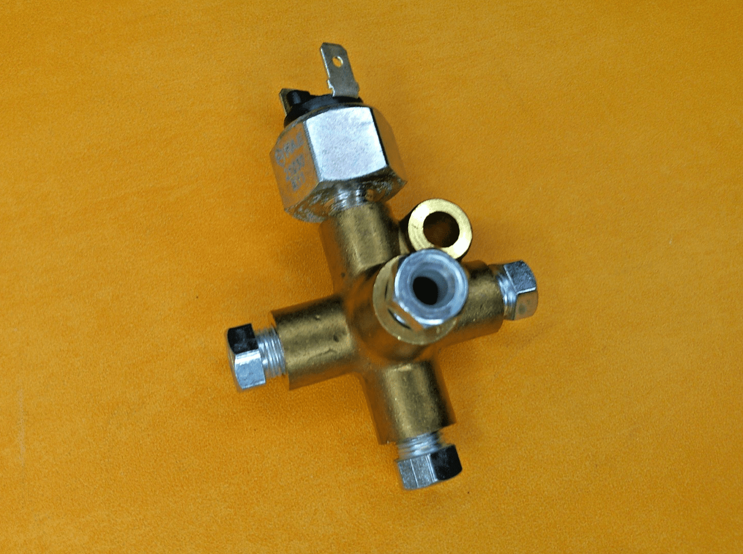 5 Way Brake Union in Brass, 4 Fittings & hydraulic Brake Light Switch - Vroom Classics