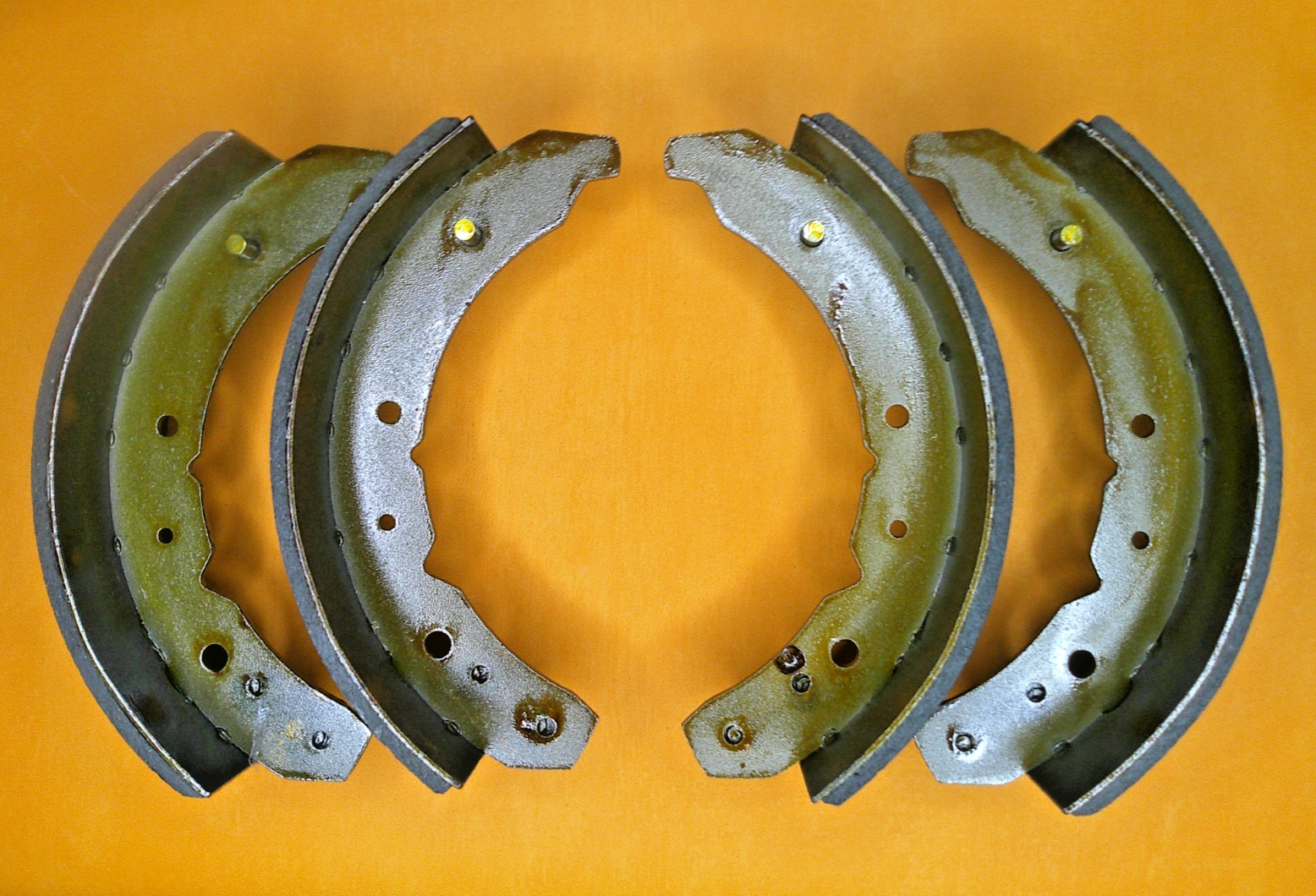 FORD CONSUL Mk2 375 (1956-60) FRONT BRAKE SHOE SET