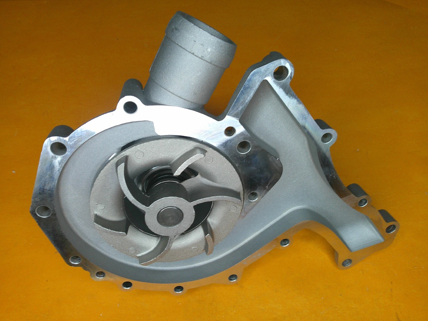 LAND ROVER DISCOVERY 3.5i 4.0i V8 (1989-98) NEW WATER PUMP -QCP2614