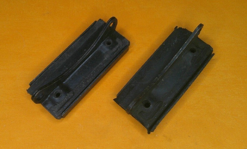 AUSTIN MORRIS 1100 1300 range(63-74) FRONT SUBRAME MOUNT REAR PAIR -MRM124