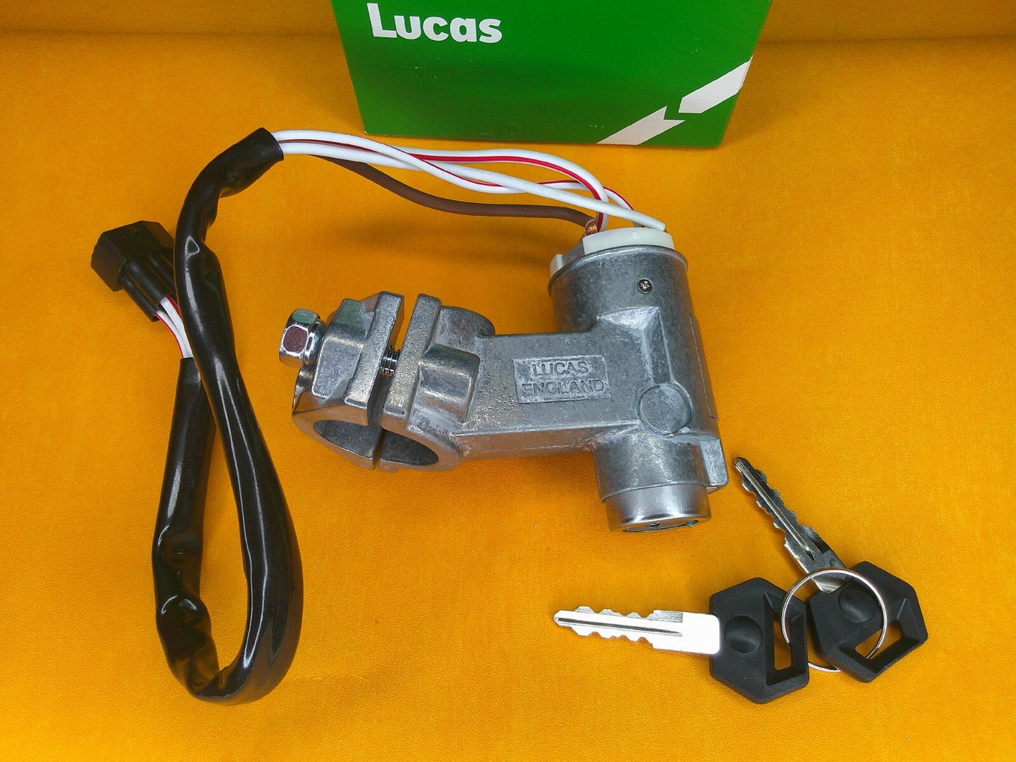 TRIUMPH TR6 1973-76 LUCAS IGNITION SWITCH LOCK & 2 KEYS(UKC2719)