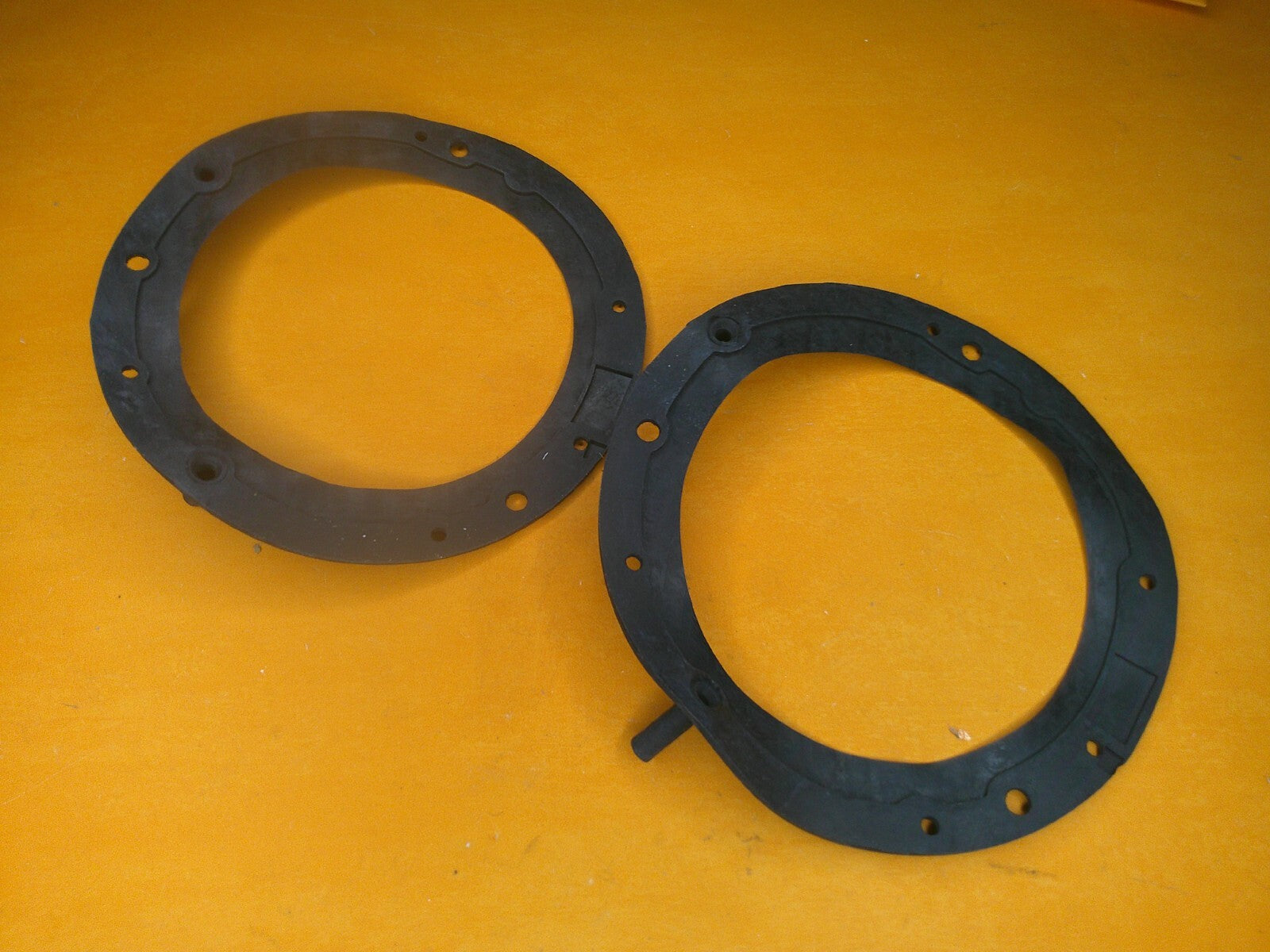 LOTUS EUROPA(1966-75)LOTUS ELITE ECLAT TYPE 75 (1974-82)HEADLAMP TO BODY SEAL x2