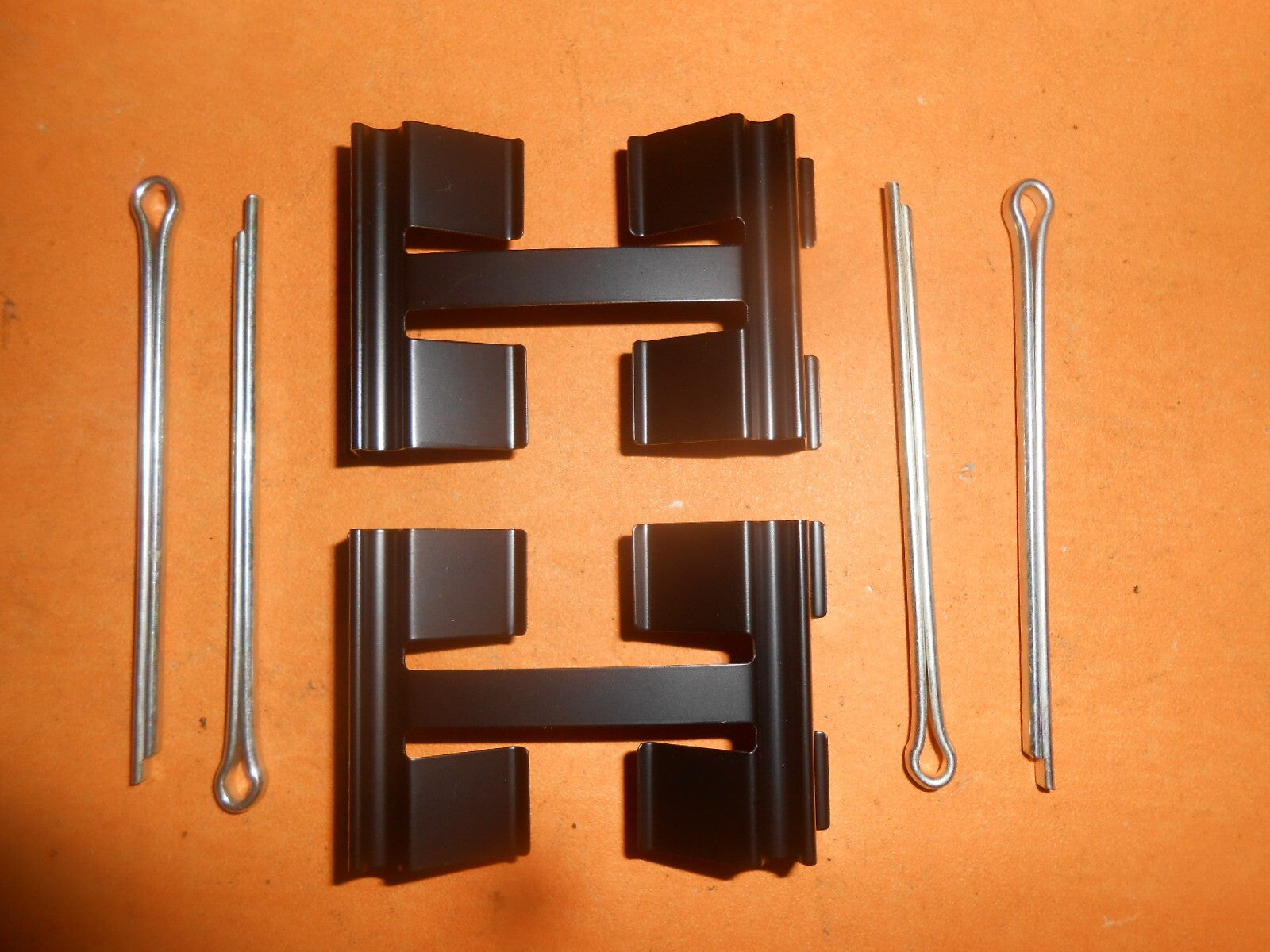 AUSTIN MORRIS 1100 1300(1962-67)BRAKE PAD FITTING KIT PINS & CLIPS (Borg & Beck)