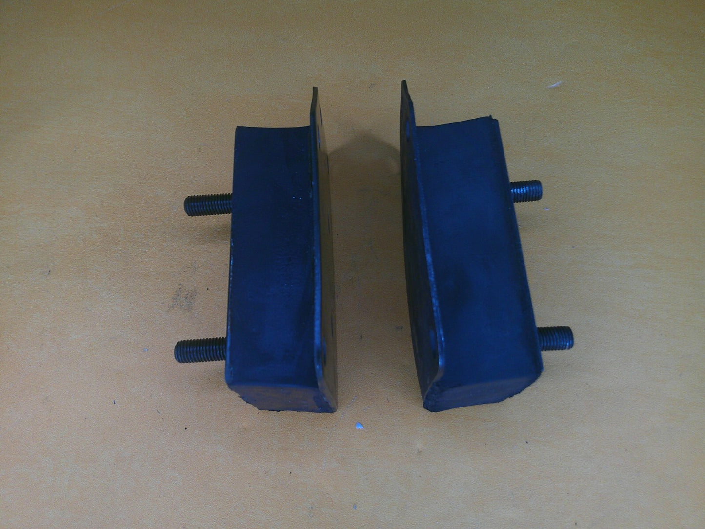 MG MGA 1500 1600 1955-62 LH+RH ENGINE MOUNTS PAIR - BHH1351, BHH1352