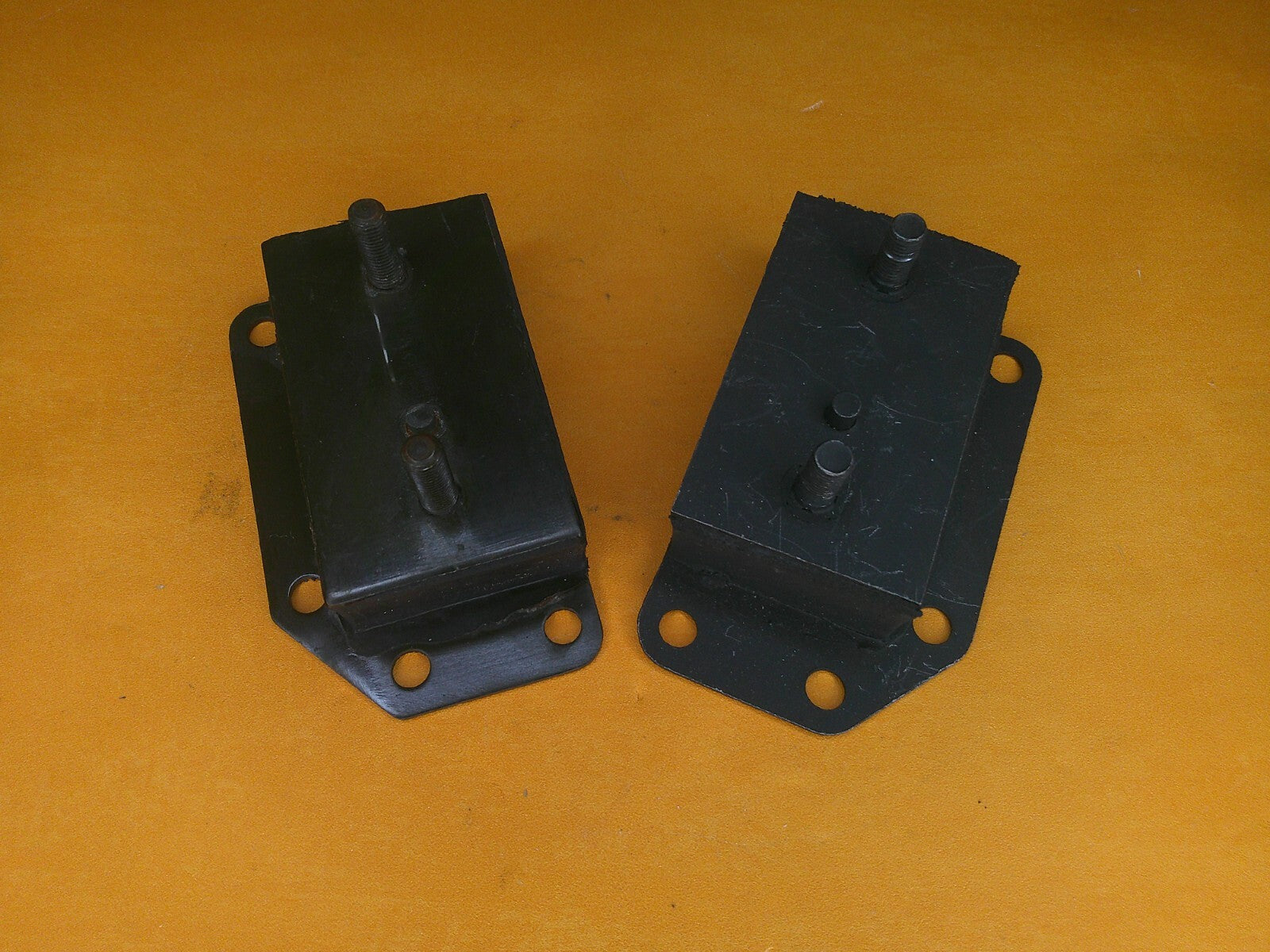 MG MGA 1500 1600 1955-62 LH+RH ENGINE MOUNTS PAIR - BHH1351, BHH1352