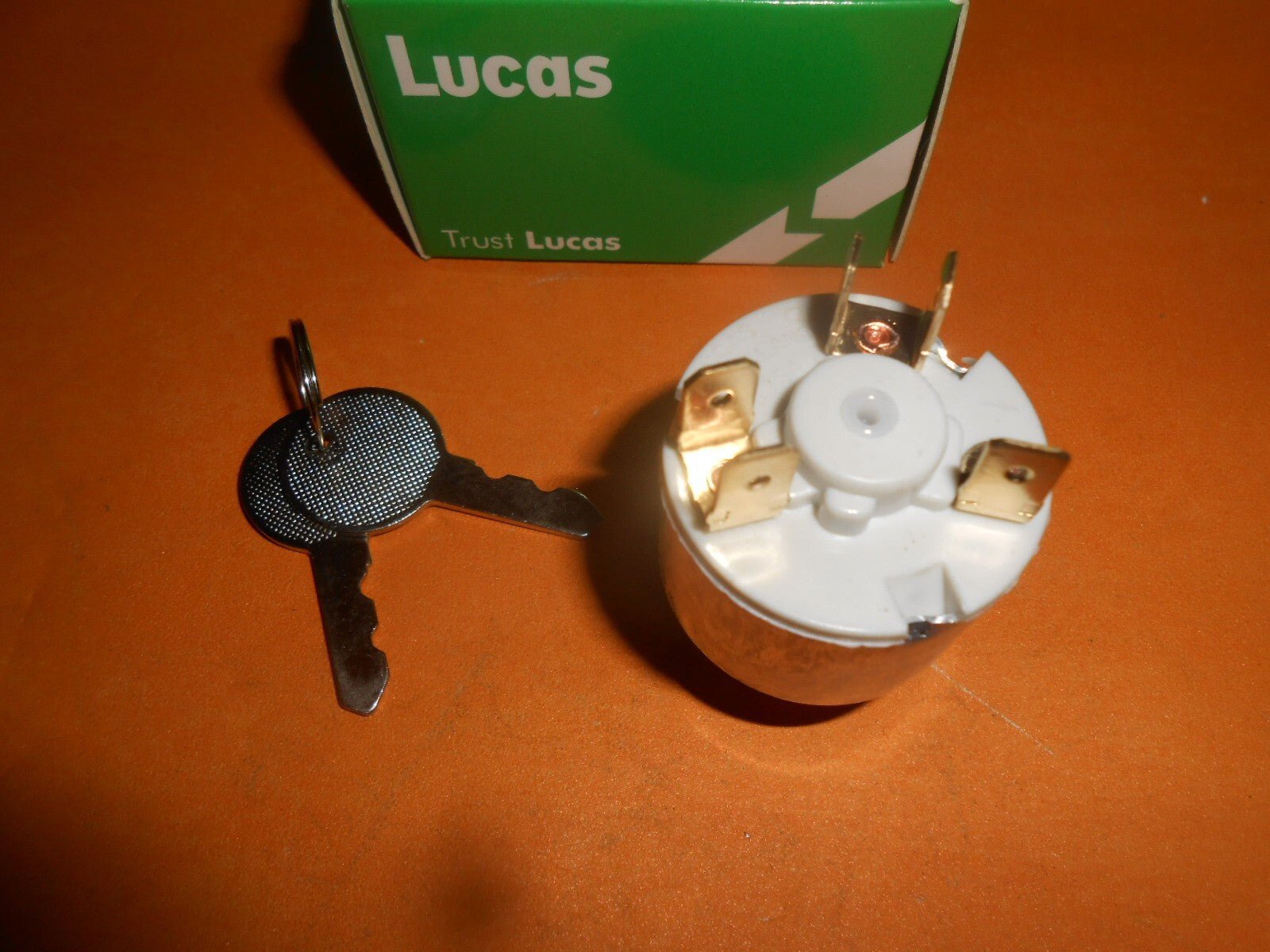 AUSTIN FX4 FL2 LONDON TAXI(1958 - 82)LUCAS IGNITION SWITCH WITH LOCK BARREL + KEYS - Vroom Classics