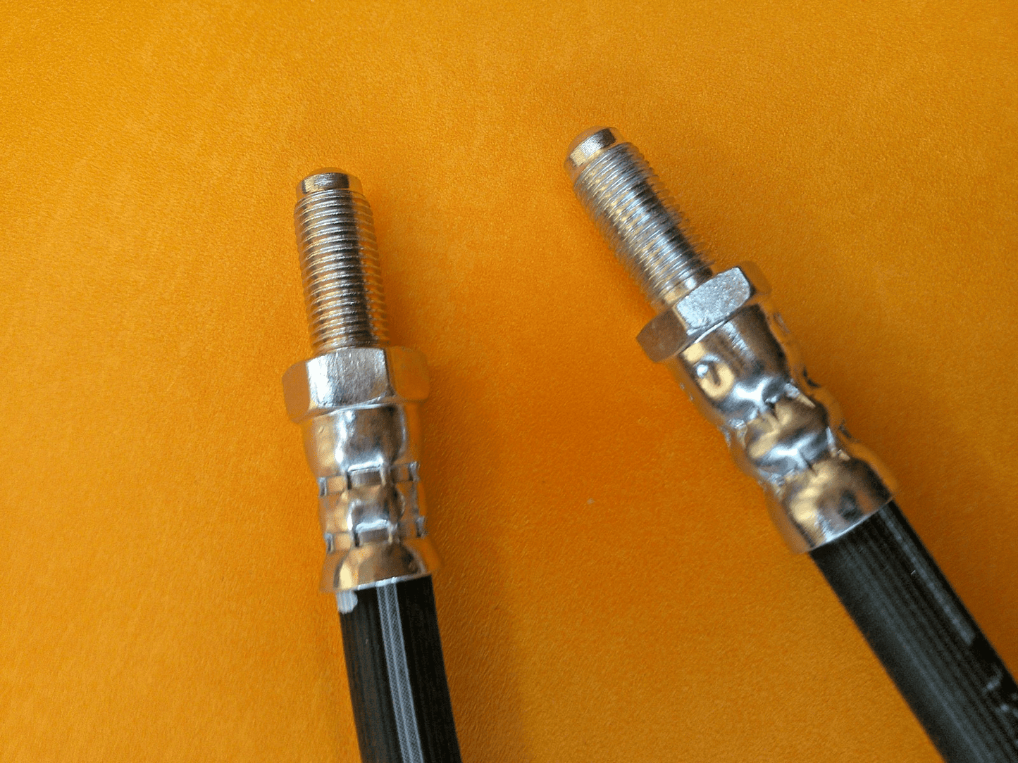 AUSTIN MAXI 1500 1750 (1969-81) REAR BRAKE HOSES PAIR + nuts -GBH177, GBH178 - Vroom Classics