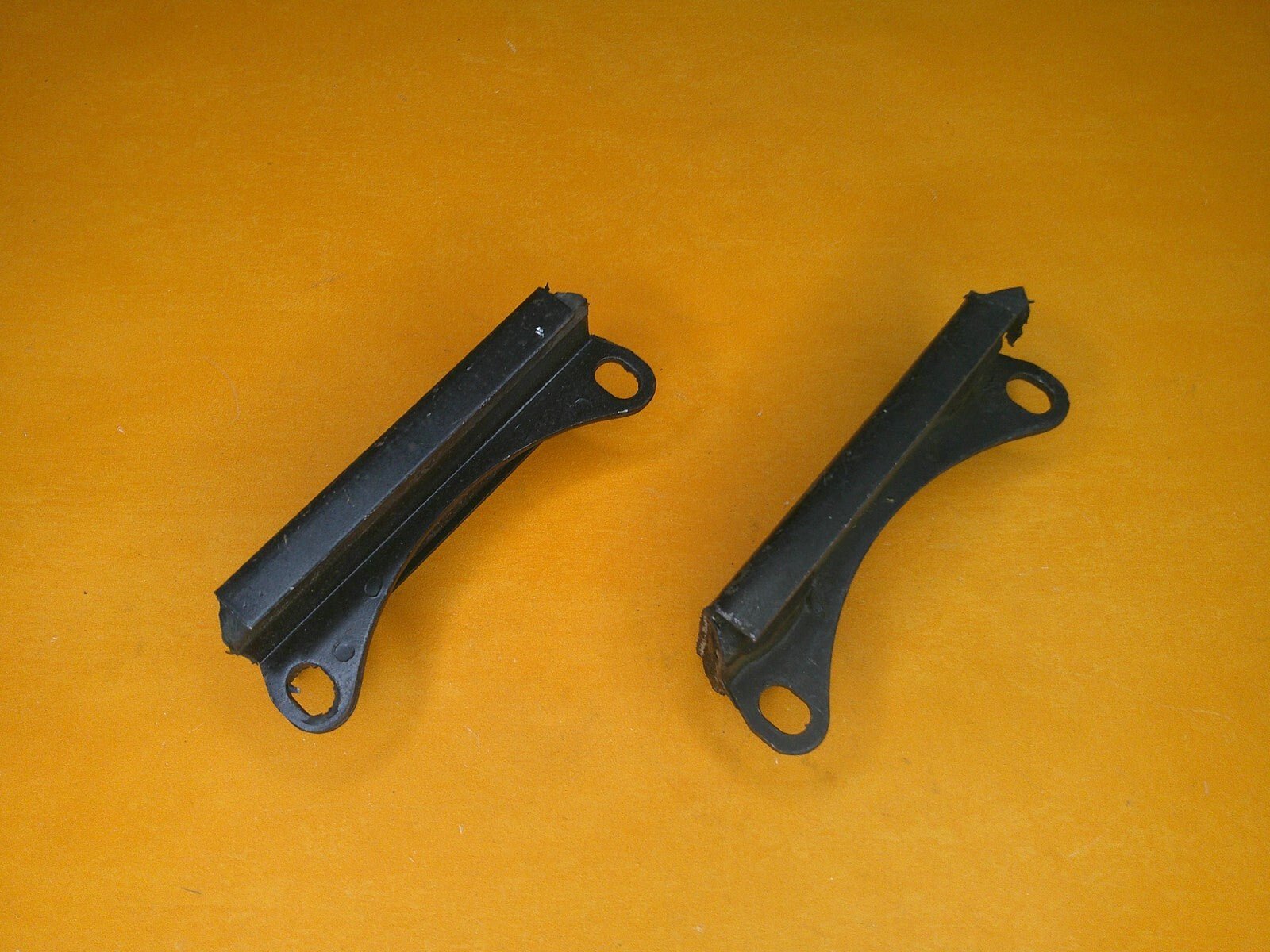 AUSTIN MORRIS 1100 1300 range(63 - 74) FRONT SUBRAME MOUNT REAR PAIR - MRM124 - Vroom Classics
