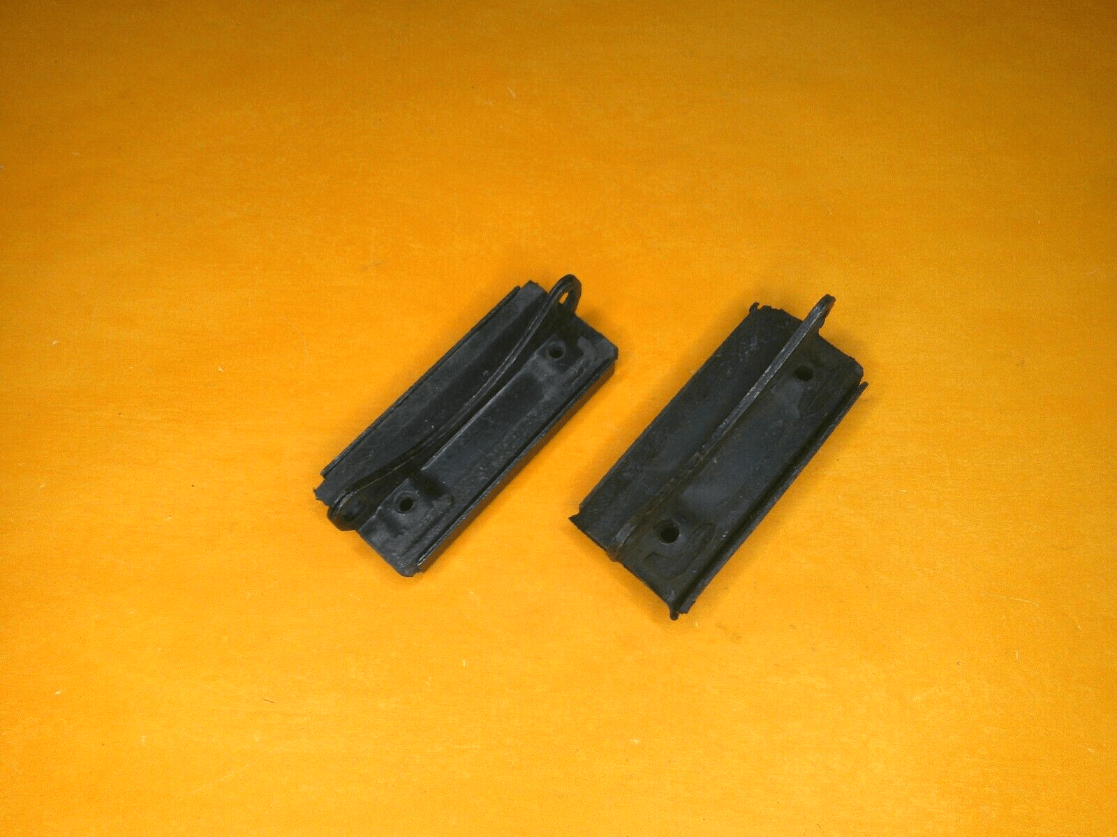AUSTIN MORRIS 1100 1300 range(63 - 74) FRONT SUBRAME MOUNT REAR PAIR - MRM124 - Vroom Classics