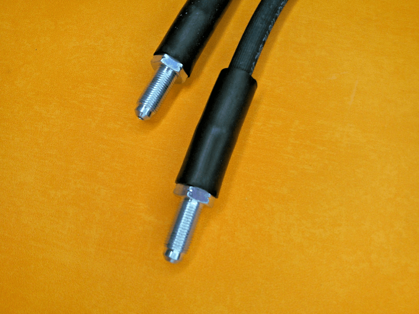 FORD CORTINA Mk4 (1977-79)FRONT BRAKE HOSES PAIR 530mm total length -Borg & beck - Vroom Classics
