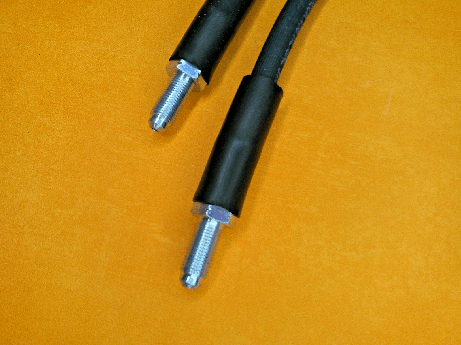 FORD CORTINA Mk4 (1977-79)FRONT BRAKE HOSES PAIR 530mm total length -Borg & beck - Vroom Classics