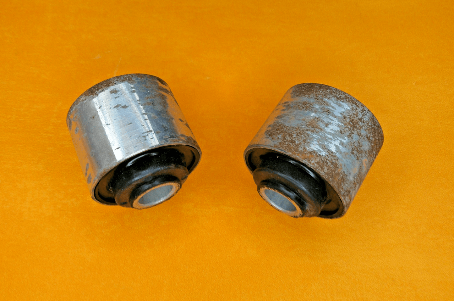 FORD CORTINA Mk4 Mk5(1977 - 82)REAR AXLE SUSPENSION, FRONT TOP BUSHES(PAIR) - EM1492 - Vroom Classics