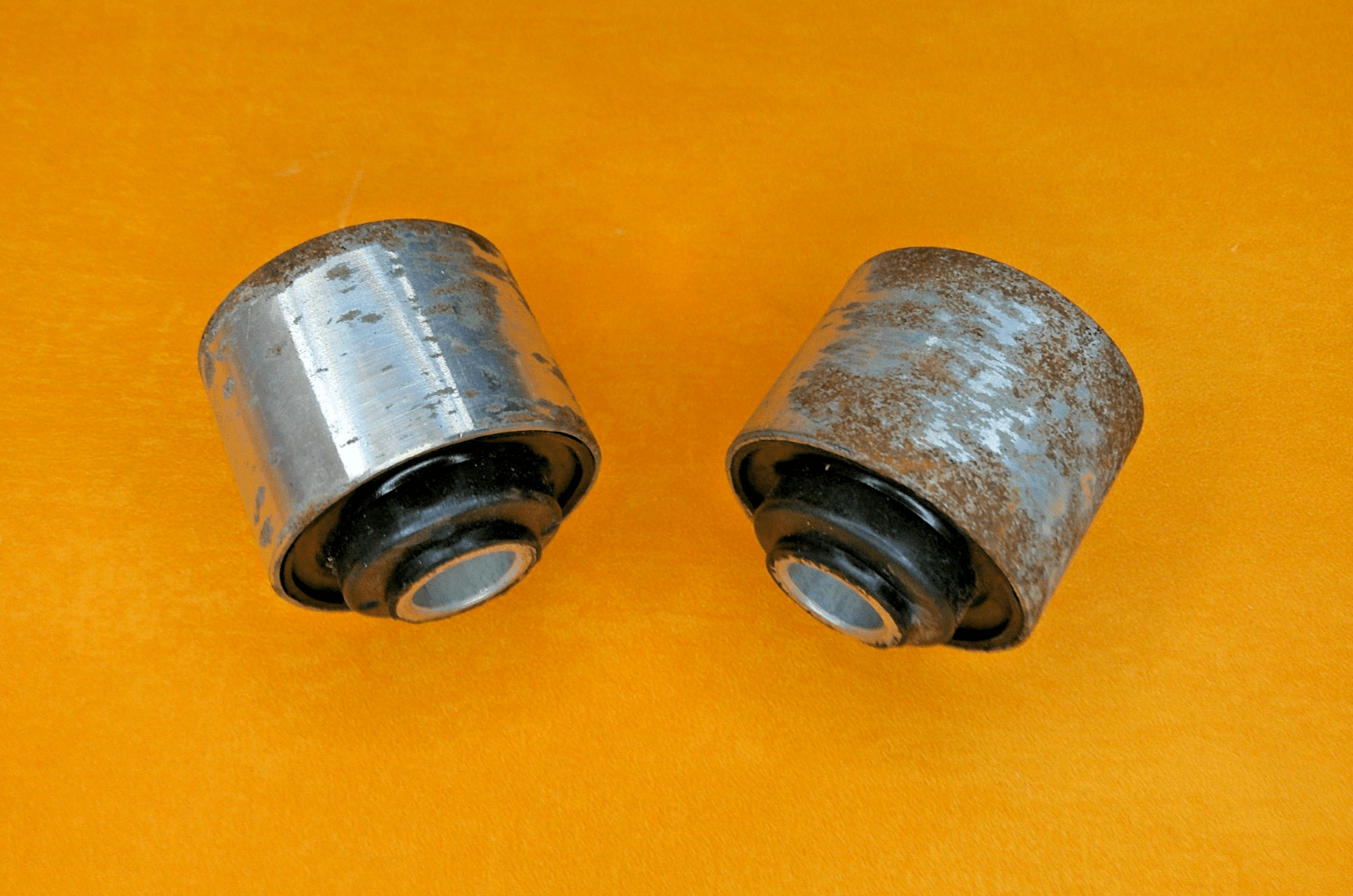 FORD CORTINA Mk4 Mk5(1977 - 82)REAR AXLE SUSPENSION, FRONT TOP BUSHES(PAIR) - EM1492 - Vroom Classics