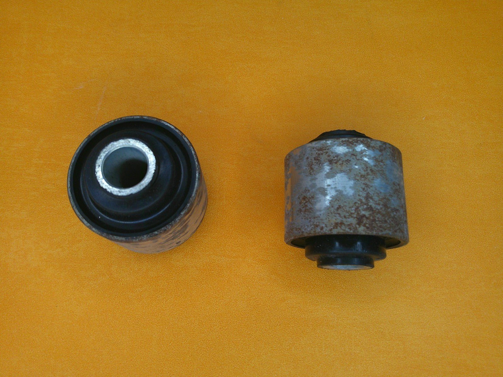 FORD CORTINA Mk4 Mk5(1977 - 82)REAR AXLE SUSPENSION, REAR TOP BUSHES(PAIR) - EM1436 - Vroom Classics