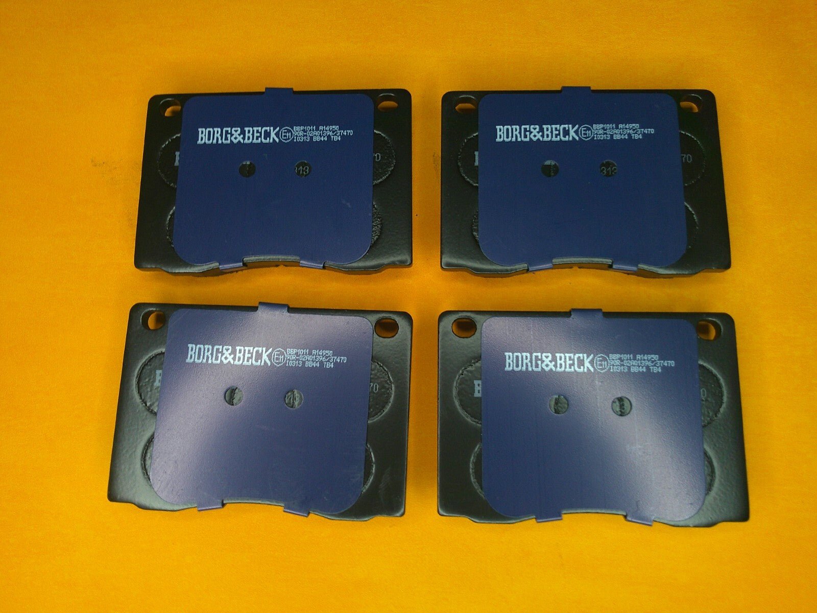 JAGUAR E - TYPE (1964 - 1975) FRONT BRAKE PADS - GENUINE BORG & BECK - Vroom Classics