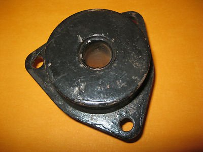 LAND ROVER 90, 110 (84 - ) RANGE ROVER (70 - ) NEW BOTTOM LINK MOUNT - EM1696 - Vroom Classics