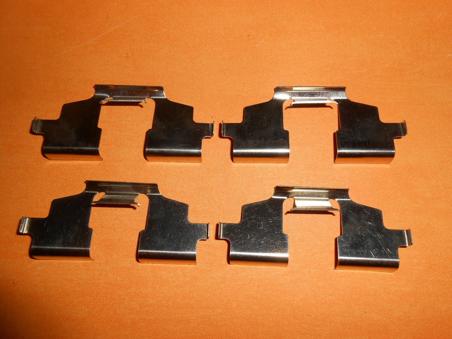 LANDROVER FREELANDER 1.8, 2.0D (1998 - 2000) FRONT BRAKE PAD Fixing Kit - BFK904 - Vroom Classics