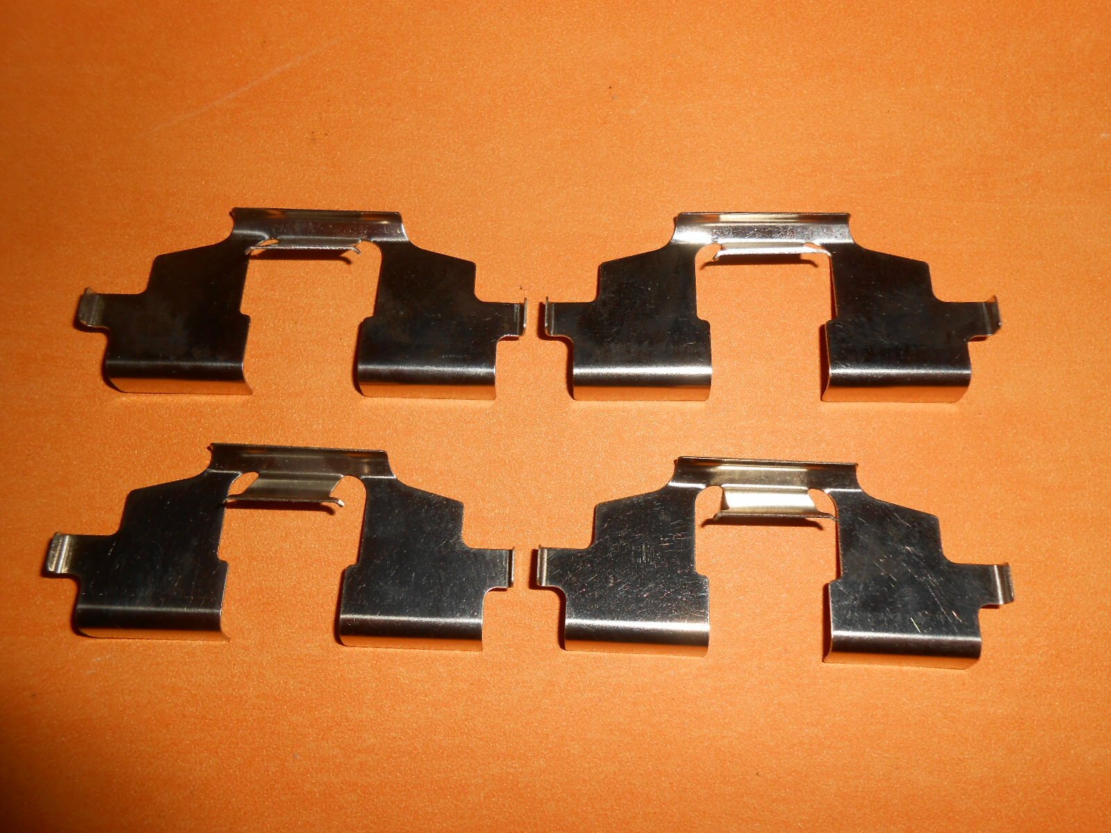 LANDROVER FREELANDER 1.8, 2.0D (1998 - 2000) FRONT BRAKE PAD Fixing Kit - BFK904 - Vroom Classics