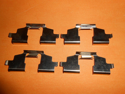 LANDROVER FREELANDER 1.8, 2.0D (1998 - 2000) FRONT BRAKE PAD Fixing Kit - BFK904 - Vroom Classics