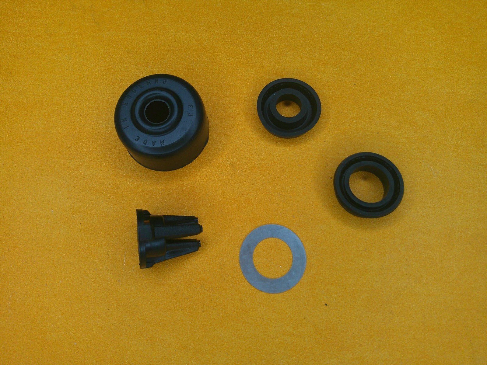 MGB MGB-GT(1967-80)SINGLE LINE BRAKE MASTER CYLINDER REPAIR KIT-LATER RING TYPE - Vroom Classics