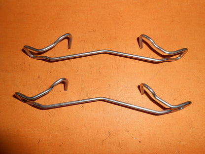 PEUGEOT 106(91 - 99)PEUGEOT 306(1994 - 2001) NEW BRAKE PAD Fixing Kit - BFK750 - Vroom Classics