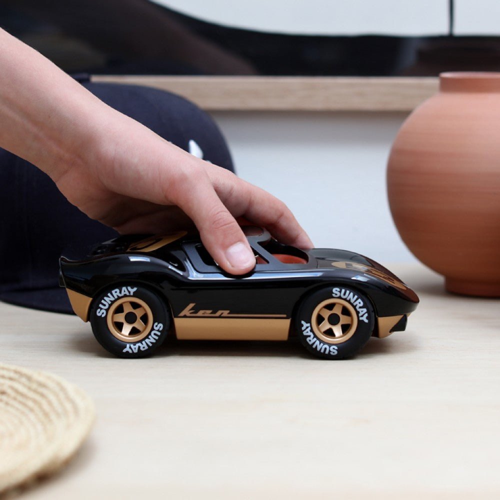 PLAYFOREVER KEN CAVE BLACK - Vroom Classics