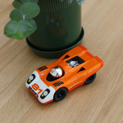 PLAYFOREVER ZEMONSTA EGON ORANGE - Vroom Classics