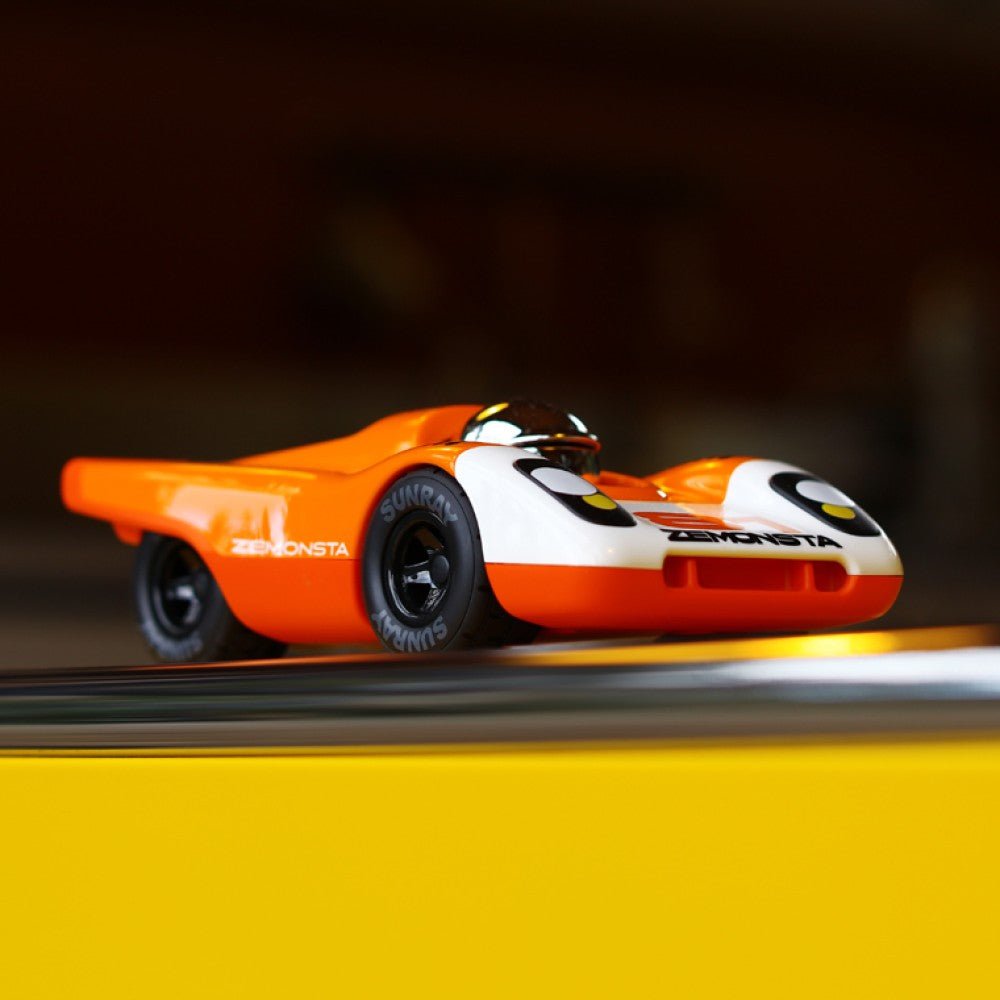 PLAYFOREVER ZEMONSTA EGON ORANGE - Vroom Classics