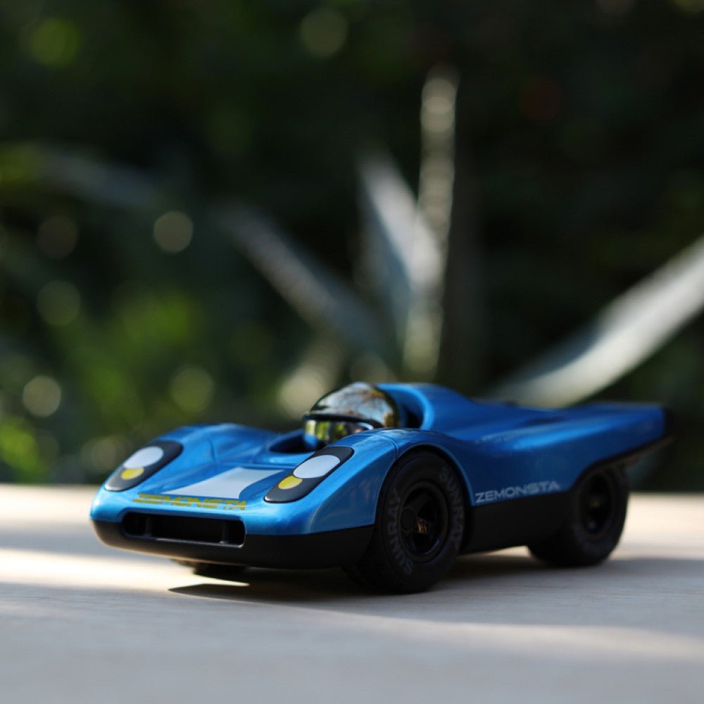 PLAYFOREVER ZEMONSTA HANS BLUE - Vroom Classics