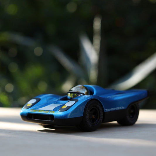 PLAYFOREVER ZEMONSTA HANS BLUE - Vroom Classics