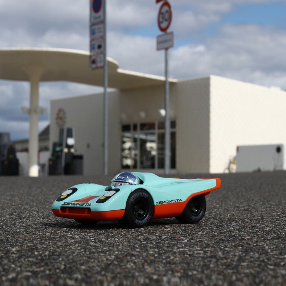 PLAYFOREVER ZEMONSTA KLAUS BLUE AND ORANGE - Vroom Classics