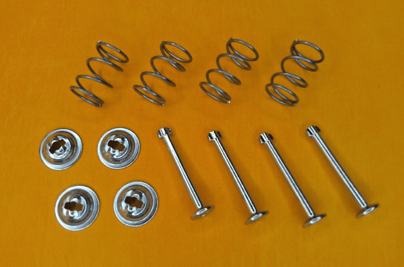 RELIANT ROBIN RIALTO REBEL REAR BRAKE SHOE RETAINING SPRINGS x4 - Vroom Classics