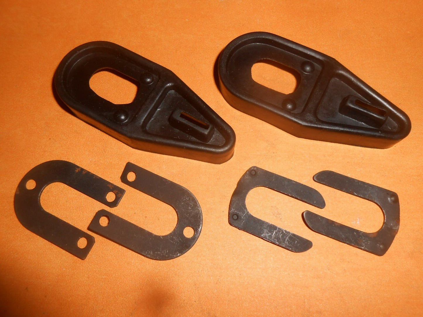 TRIUMPH 1300, 1300TC (1965 - 70) REAR BRAKE WHEEL CYLINDER FIXING KIT GRSP2861 - Vroom Classics