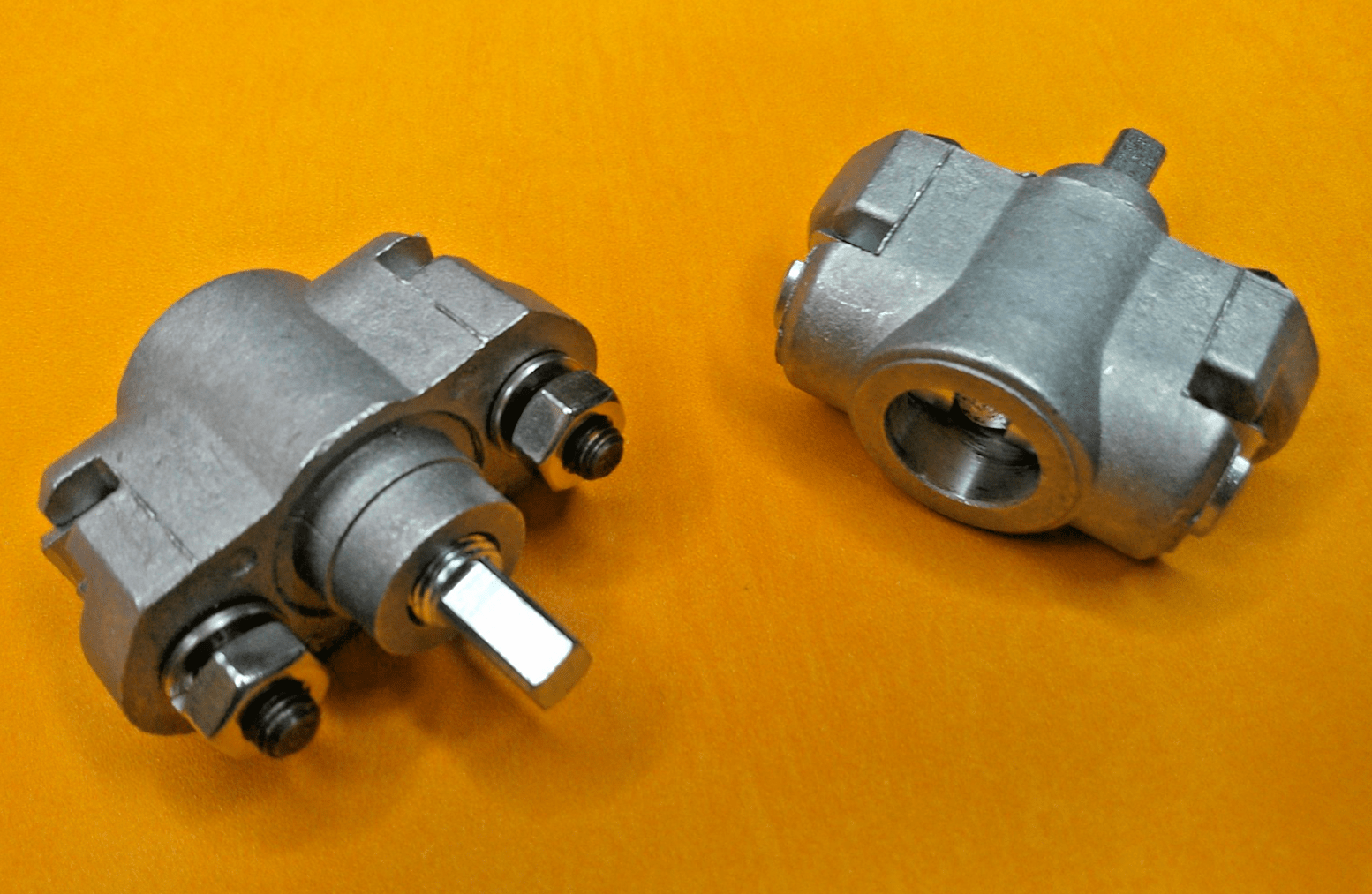 TRIUMPH 2000 Mk1 SALOON (1963 - 1969) REAR BRAKE SHOES ADJUSTERS x2 - Vroom Classics