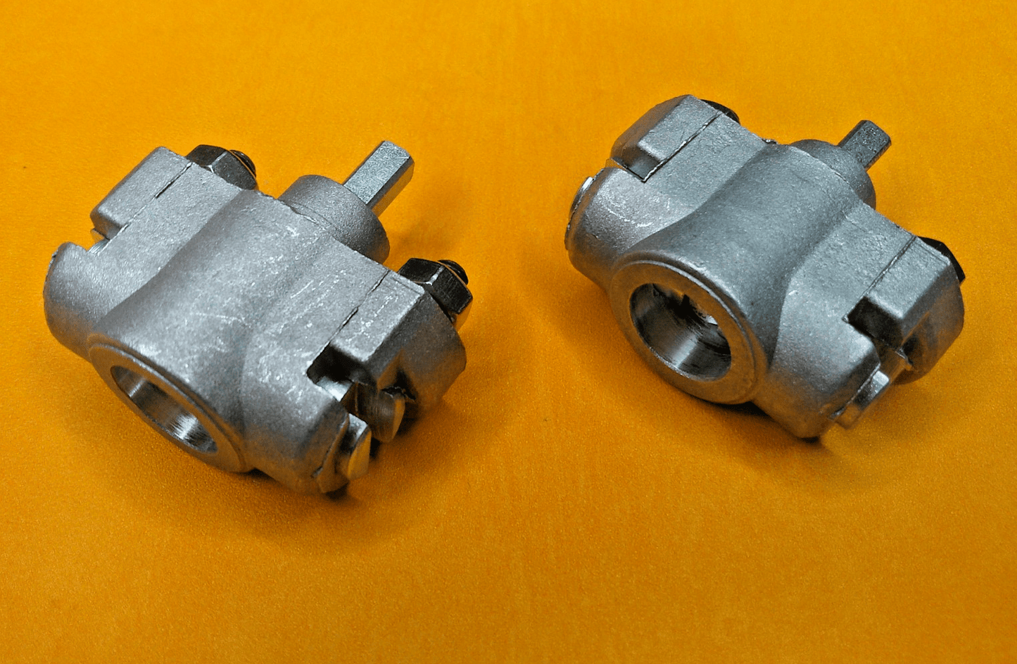TRIUMPH 2000 Mk1 SALOON (1963 - 1969) REAR BRAKE SHOES ADJUSTERS x2 - Vroom Classics