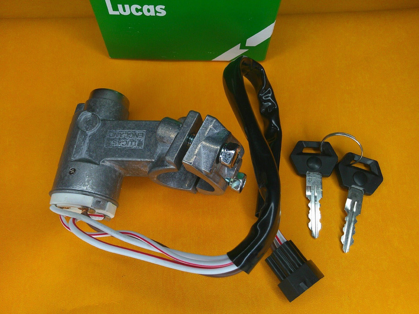 TRIUMPH SPITFIRE Mk4 & 1500 1973 - 76 LUCAS IGNITION SWITCH LOCK & 2 KEYS(UKC2719) - Vroom Classics