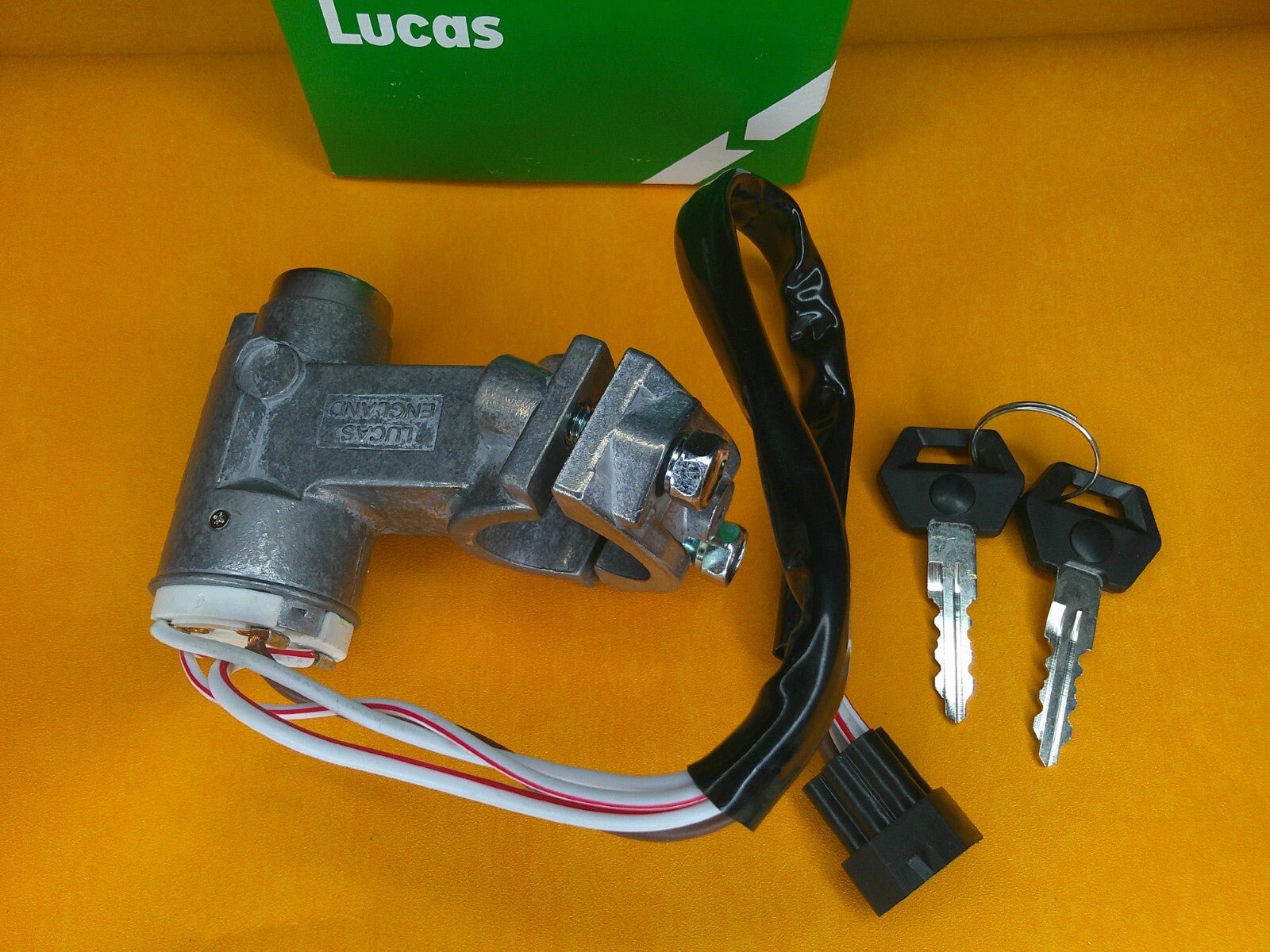 TRIUMPH TR6 1973 - 76 LUCAS IGNITION SWITCH LOCK & 2 KEYS(UKC2719) - Vroom Classics